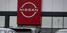 Mercedes Benz cede a sconto il suo 3,8% in Nissan, il titolo crolla alla Borsa di Tokyo