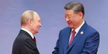 Putin vola a Shanghai e Xi lo riceve con tutti gli onori