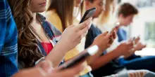 La scuola riparte senza smartphone: ecco  i consigli per un graduale «digital detox»