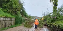 Maltempo, in Lombardia treno fermato a pochi metri voragine. Frana all’Elba: isolate 200 persone