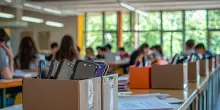 Cellulari in classe, in arrivo la petizione: “Abroghiamo il divieto di Valditara”