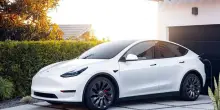 Tesla sotto indagine negli Usa per maniglie difettose