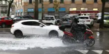 Allerta maltempo in Lombardia, già 80mm pioggia a nord Milano. Frana nel Comasco