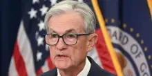 Powell: da un taglio dei tassi aggressivo rischi per l’inflazione
