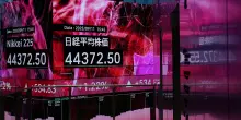 Borse, Asia in negativo dopo i nuovi dazi di Trump: crollo dei titoli farmaceutici