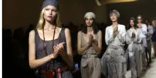 Purezza ed esotismo nell’eredità di Emporio Armani, le divise salvifiche di Prada