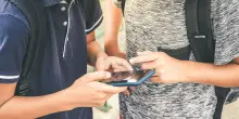 Cellulari nello zaino e punizioni soft,  la maggioranza delle scuole sceglie (per ora) l'approccio “morbido”