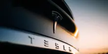 Tesla sorprende: consegne oltre le attese nel terzo trimestre. Ma Byd resta davanti