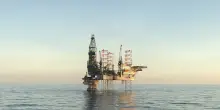 Petroliferi sugli scudi con rialzo greggio post intesa Opec+, a Milano corre Eni