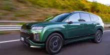 Hyundai Ioniq 9, il maxi suv elettrico: la prova, le caratteristiche e i prezzi