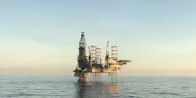 L'accordo a Gaza frena il greggio, Tenaris guida i ribassi dei petroliferi