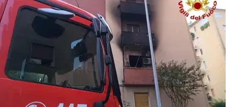 Incendio in un condominio, tre morti nel Milanese