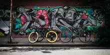 Bici e moto, sì alle multe per chi le incatena fuori dagli spazi riservati