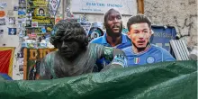 Largo Maradona «abusivo», magliette e gadget sequestrati: multe per 5mila euro