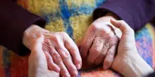Sempre più anziani in Italia: quasi due terzi dei lavoratori domestici sono badanti