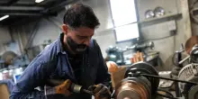 Il Parlamento greco approva la legge sulla giornata lavorativa di 13 ore