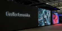 Essilux vola a Parigi dopo i conti record, titolo oltre i 300 euro