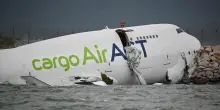 Hong Kong, aereo cargo esce di pista e finisce in mare: due morti