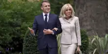 Cyberbullismo sessista ai danni di Brigitte Macron, dieci persone a processo