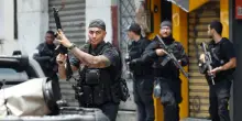 Operazione anti-narcotici: scontro tra forze di sicurezza e trafficanti nelle favelas di Rio de Janeiro: almeno 64 morti