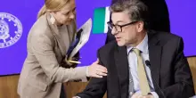 Meloni e la manovra "delirio". Bozze, testi mai letti, liti Salvini-Tajani sulle banche. La premier: "Non facciamoci del male"