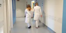 "Perché è improprio parlare di 'scudo penale' per i medici". Intervista al viceministro Sisto