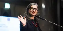 La “competenza” fredda e violenta di Albanese contro chi ha il corpo segnato dalla storia