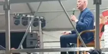 Il ministro Zangrillo contestato alla Festa dell'Unità di Torino
