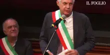 Il sindaco di Reggio Emilia premia Albanese e cita gli ostaggi in mano di Hamas. Fischi in sala