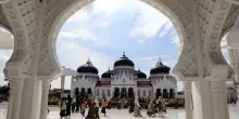 Extra omnes e inshallah. L'asilo che prega in moschea fa ridere