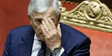 Tajani e il baratro. Il M5s gli dà del "prezzolato", lui: "Vergogna". La politica estera si fa piccola miseria Italia