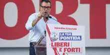Vannacci è "lo straniero" di Pontida. La Lega fa muro. Salvini alla vodka: "Mai soldati in Ucraina"