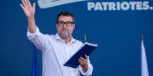Salvini l'escapista. Ora che Trump forse bombarda l'Iran lui non twitta più sul disarmo. Si occupa della D'Urso