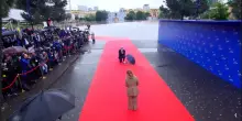 Edi in ginocchio da Giorgia: il nuovo omaggio di Rama a Meloni dopo il foulard per il compleanno