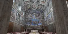 È tutto pronto per il Conclave. Le immagini dalla Cappela Sistina chiusa