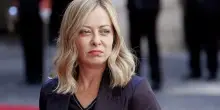 La "mutua" del tax credit, controlli impossibili, l'assedio dei produttori per difendere il dg Borrelli. Meloni: "Ignobile scandalo"