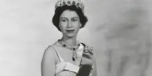 Queen Elizabeth II, un secolo di stile e 200 abiti in mostra a Londra dalla primavera 2026