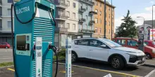 Auto elettrica, Electra accelera a Milano: 17 hub di ricarica ultraveloce. Investimento da 500 mila euro a stazione