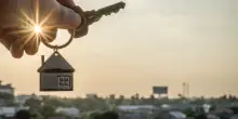 Quanti anni servono per comprare casa in Italia? A Roma oltre 100, a Milano quasi 150: le stime città per città