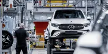 Auto, effetto dazi: Mercedes taglia la guidance. Bmw congela la produzione di veicoli elettrici negli Usa