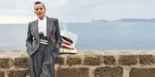 Sharon Stone interpreta la fall-winter 2025 di Antonio Marras