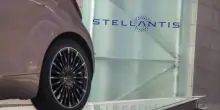 Auto, in Italia calano le immatricolazioni a giugno: -17,4%. Mercato zavorrato dal crollo di Stellantis (-33%)