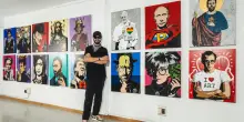 Ecco chi è il Bansky italiano, ma a differenza sua, Tvboy si nasconde solo dietro un paio di occhiali da sole...