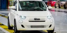Stellantis svela la 500 ibrida che rilancerà Mirafiori: 5 mila auto prodotte entro il 2025. E dal 2026 100 mila l’anno