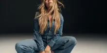American eagle batte le stime grazie alla campagna con Sydney Sweeney, mentre vola a Wall Street