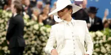 Met Gala 2025. Da Louis Vuitton a Valentino fino al debutto di Moncler, la moda omaggia il tailoring black style. E l’annuncio di Rihanna infiamma il web