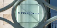 Auto Ue, il mercato ad agosto sale del 5,3%. Stellantis torna a crescere e Byd batte ancora Tesla