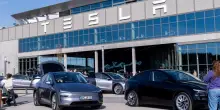 Tesla, nuovo crollo dei conti: -16% gli utili con le vendite in calo. Elon Musk sposta il focus su robotaxi e AI