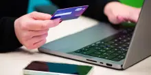 Shopping, quasi la metà degli italiani fa acquisti online: ecco cosa si compra di più a parte da 14 anni