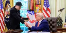 Trump: sono molto deluso da Elon. Musk replica: senza di me avrebbe perso le elezioni. Crolla Tesla